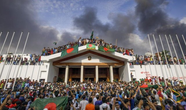 Bangladeş'te halk kurucu Mucibür Rahman'ın heykellerini yıkıyor