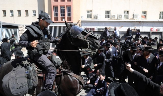 Batı Kudüs'te Haredilerin zorunlu askerlik protestosuna sert müdahale