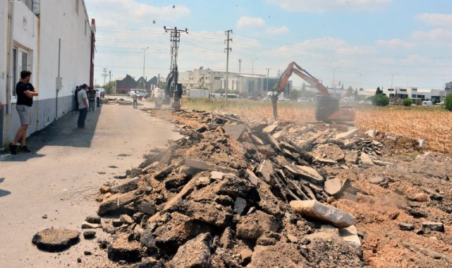 Belediyeye açtığı davayı kazanınca yolun asfaltını parçaladı; 54 iş yerine ulaşım kesildi