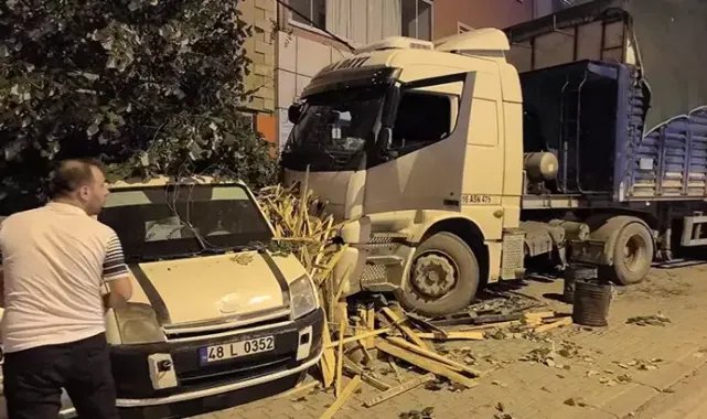 Bursa'da freni boşalan TIR, 3 araca çarptı