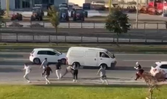 Bursa’da yol ortasında birbirlerine acımasızca vurdular
