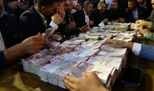 Burukiler aşiretinin düğününde geline 3 kilo altın, damada 12 milyon TL takı takıldı