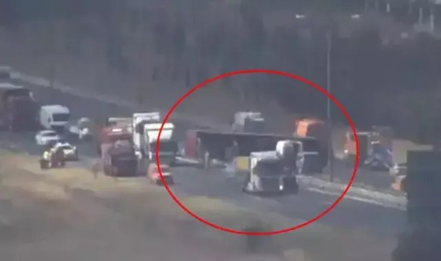 Çatalca TEM'de TIR devrildi