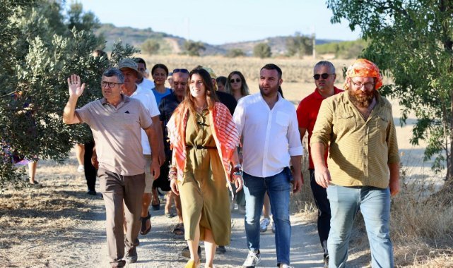 Çeşme'de ata tohumu susamda ilk hasat yapıldı