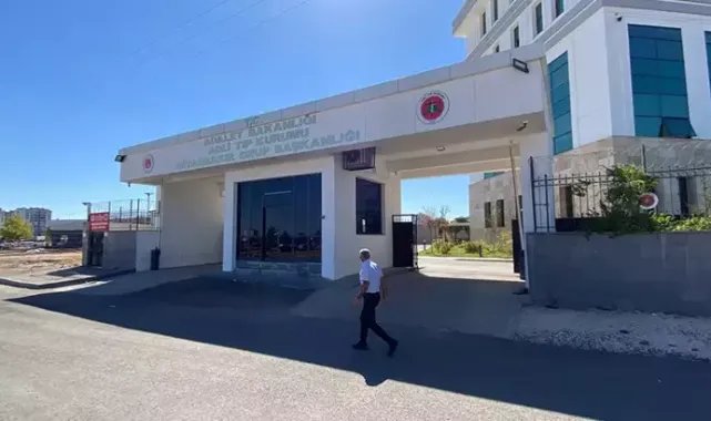 Cezaevinden izinli çıkan babasını öldürdü; annesiyle birlikte tutuklandı