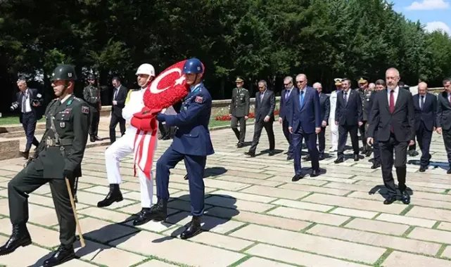 Cumhurbaşkanı Erdoğan, YAŞ üyeleri ile Anıtkabir'i ziyaret etti
