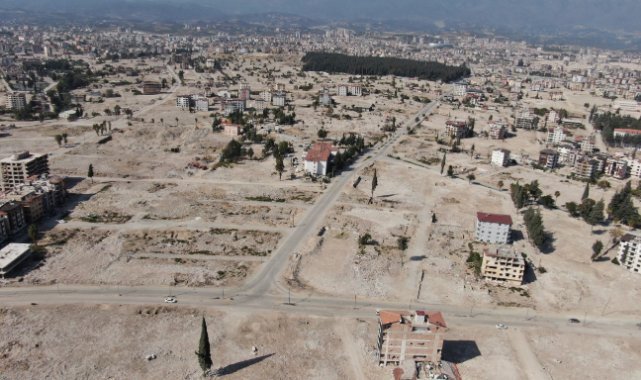 Depremin yok ettiği kent merkezinde inşaatlar gece gündüz demeden devam ediyor