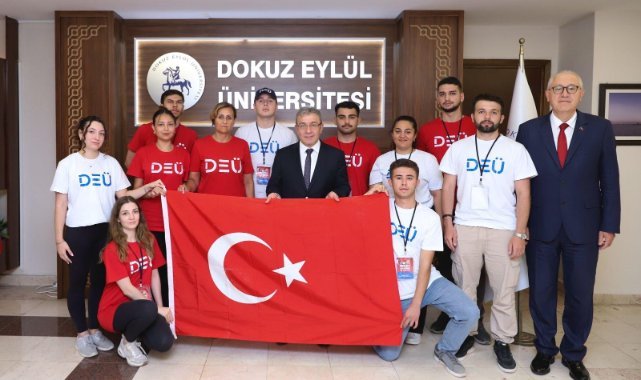 DEÜ öğrencilerinden zafer yürüyüşüne coşkulu katılım