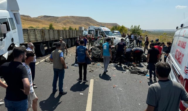 Düğün yolunda pikap ve tır kafa kafaya çarpıştı: 4 ölü, 1 yaralı