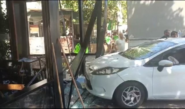 Dükkanına dalan otomobil sürücüsüyle kaza sonrası çay içerek sohbet etti