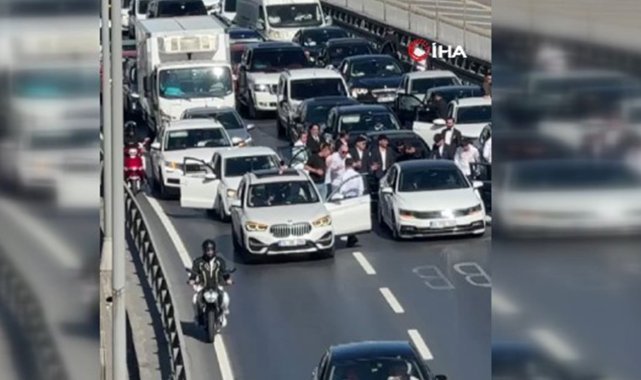 E-5 karayolu Florya’da konvoydan inip halay çeken grup trafiğin durmasına neden oldu