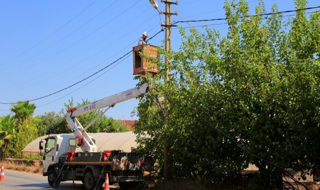 Elektrik direğinden kopan tel demir kapıya düştü, akıma kapılan adam yaralandı