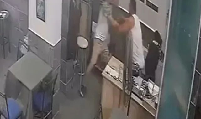 Elleri cebinde gelip, husumetlisi kahvehaneciyi bıçakladı