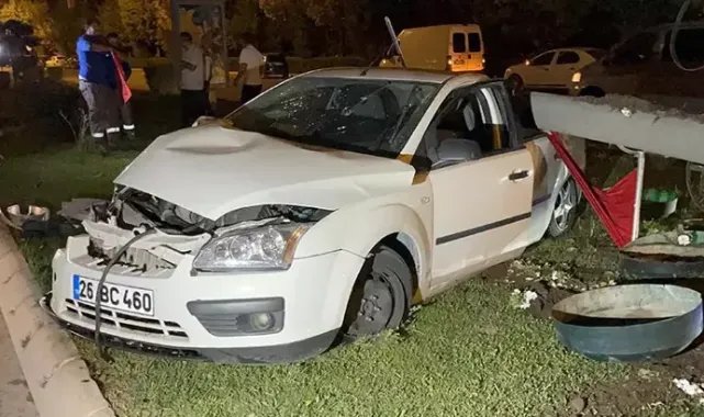 Eskişehir'de otomobil aydınlatma direğine çarptı: 3 yaralı