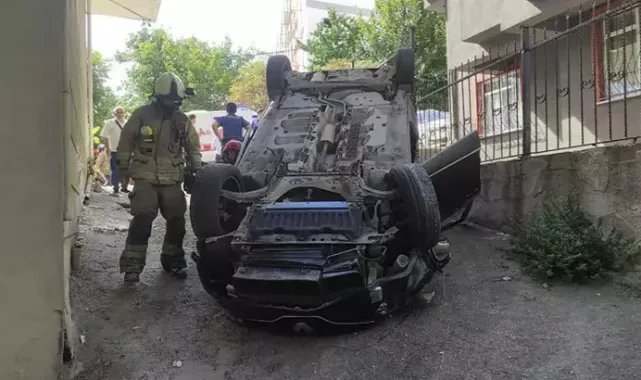Eyüpsultan'da fren yerine gaza bastı; otomobiliyle evin duvarına çarptı