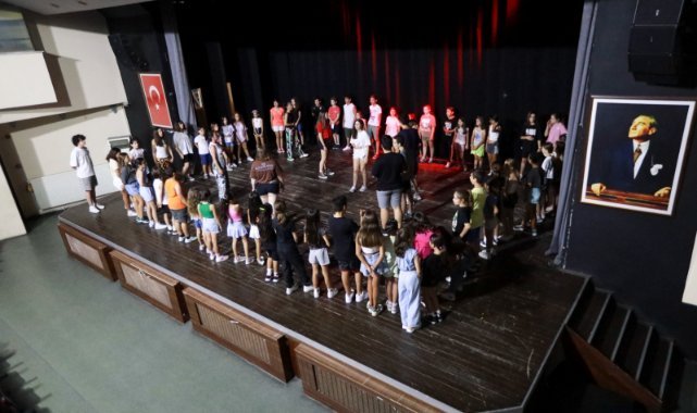 Geleceğin tiyatro yıldızları Karşıyaka’da yetişiyor