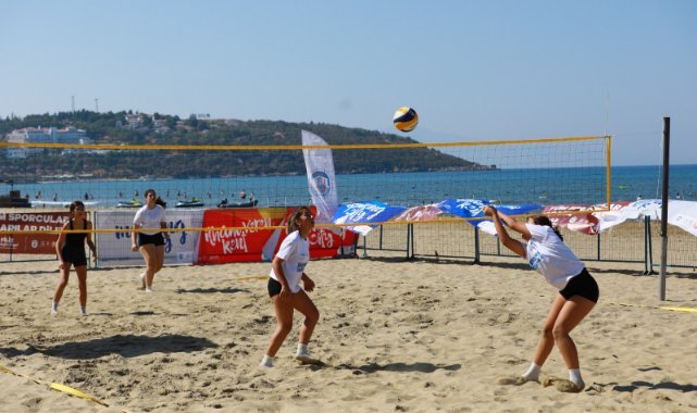 Gençler Zafer Turnuvası Plaj Voleybolu kategorisinde hem eğlendi hem yarıştı