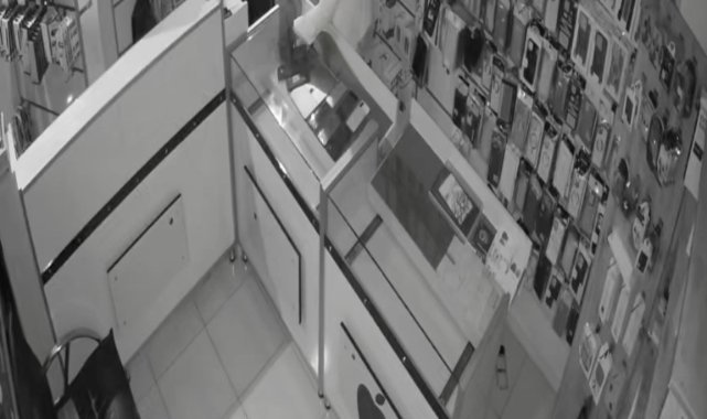 Havalandırma camından girerek 22 telefon çaldı