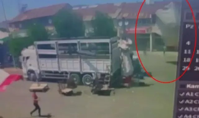İş yerinin önündeki şemsiye, kuvvetli rüzgarda uçtu