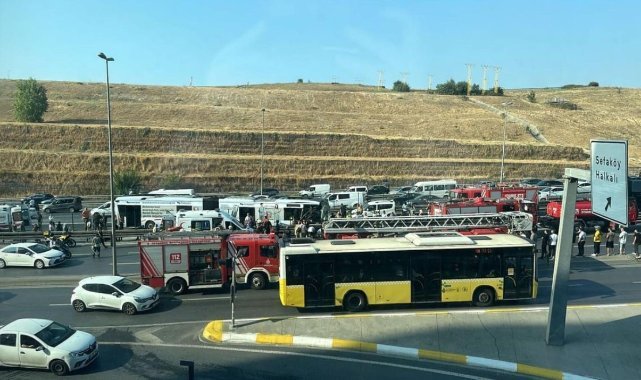 İstanbul'da iki metrobüs yol bakım çalışması nedeniyle çarpıştı