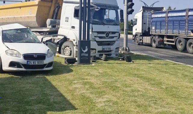 İzmir'de hafriyat kamyonu ile otomobil çarpıştı