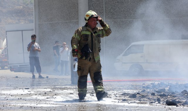İzmir’deki yangında 3 fabrika, 5 araç zarar gördü