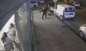 Kafede oturanlara kurşun yağdırdı
