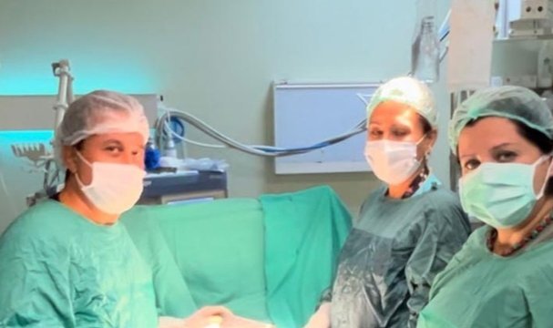 Karın ağrısı şikayetiyle hastaneye gitti, midesinden 50 santim uzunluğunda saç yumağı çıktı