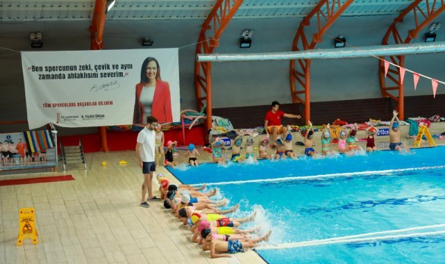 Karşıyaka’nın yarı olimpik havuzu yazın gözdesi oldu