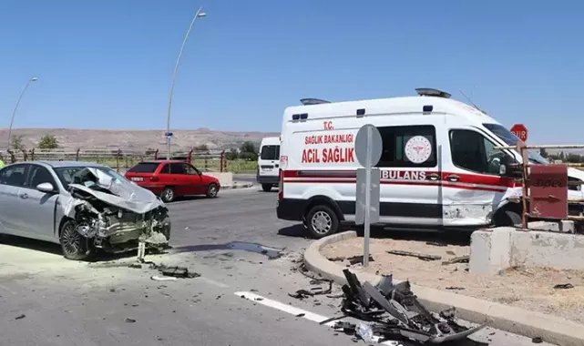Kayseri'de ambulans ile otomobil çarpıştı: 6 yaralı
