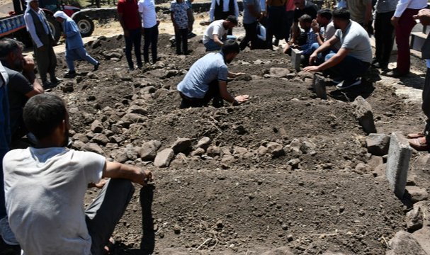 Kazada ölen 5 çocuk yan yana defnedildi, kaçan ehliyetsiz sürücü teslim oldu