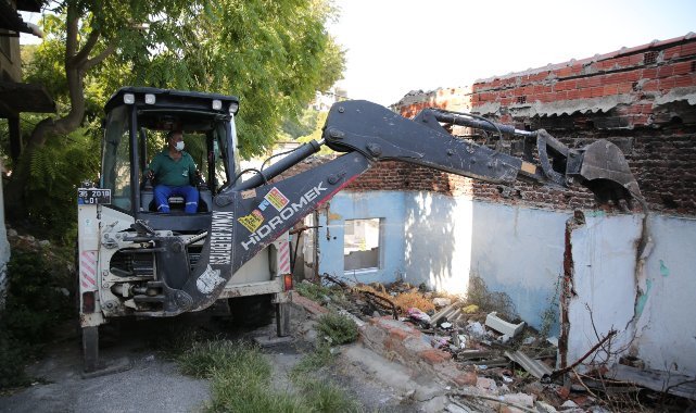 Konak’ta metruk bina yıkımları hız kazandı