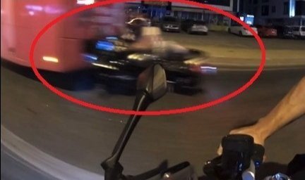 Motosiklet sürücüsü belediye otobüsüne çarptı