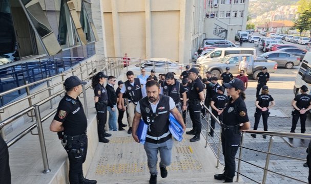 Otomobilin kundaklanmasının altından tefecilik örgütü çıktı