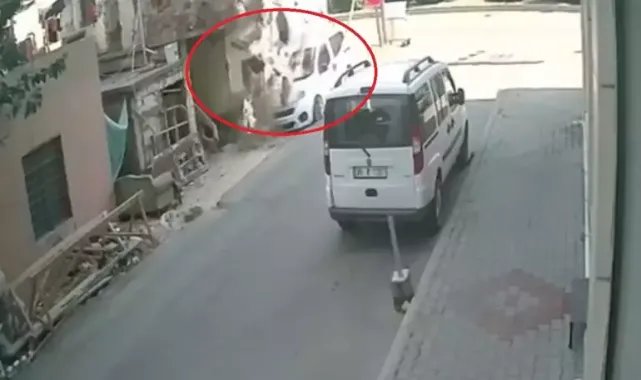 Park ettiği hafif ticari aracın üzerine 1 dakika sonra balkon göçtü; o anlar kamerada