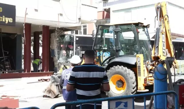 Pendik'te İETT otobüsünün çarptığı 4 katlı binanın kolonları otobüsün çekilmesi için güçlendirildi