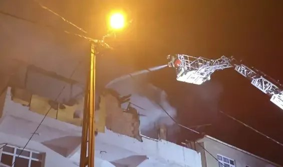 Pendik'te, kimyasal maddelerin depolandığı çatı alev alev yandı