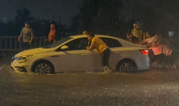 Rize'de sağanak sele neden oldu; Karadeniz Sahil Yolu'nda mahsur kalan otomobili vatandaşlar itti