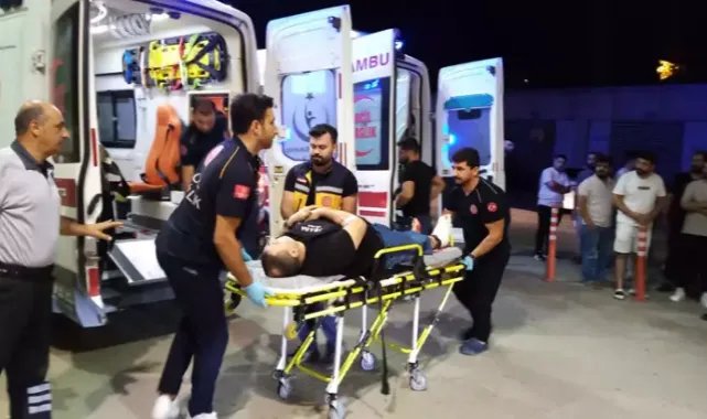 Sitenin bahçesinde içki içen komşularını bıçakladı