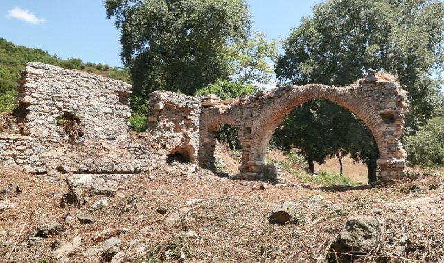 Tarihi Cebeci köyünde defineci talanı