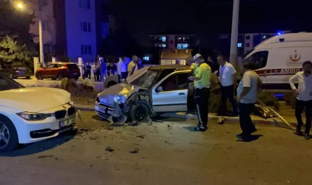 Ters yöne giren otomobilin karşıdan gelen otomobille çarpıştığı kaza kamerada; 1 ölü, 5 yaralı