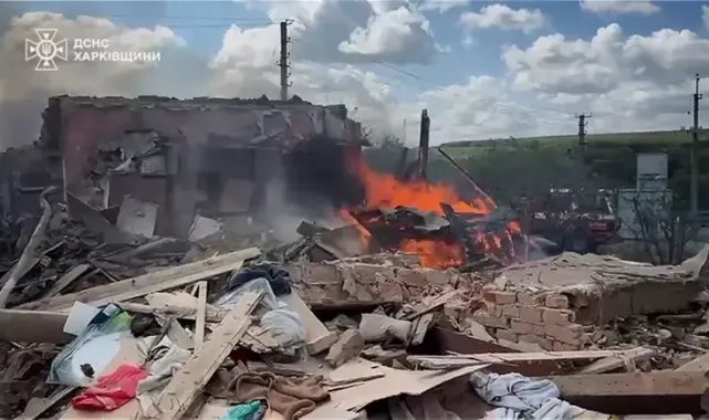 Ukrayna’da kurtarma görevlisi, evinin enkazından eşini çıkardı