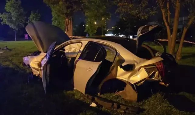 Üsküdar'da hızını alamayan otomobil ağaca çarptı: 3 yaralı