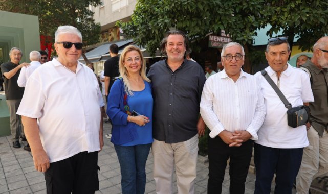 Usta gazeteci İsmail Sivri Alsancak’taki heykeli önünde anıldı