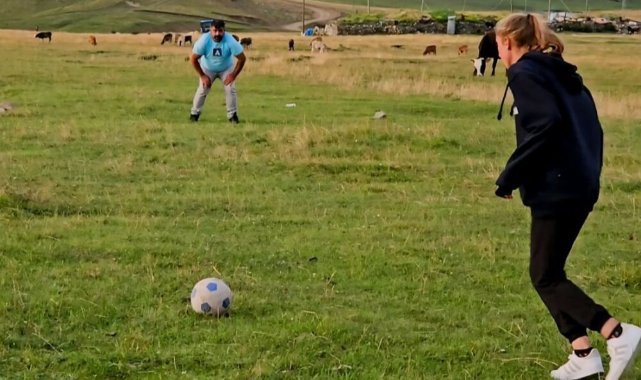 Yaylada hayvanlarını otlatan Irmak’ın hayali futbolcu olmak
