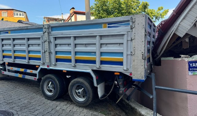 Yokuş çıkarken geri kayan kamyon evine çarptı, kendini dışarı atarak kurtuldu