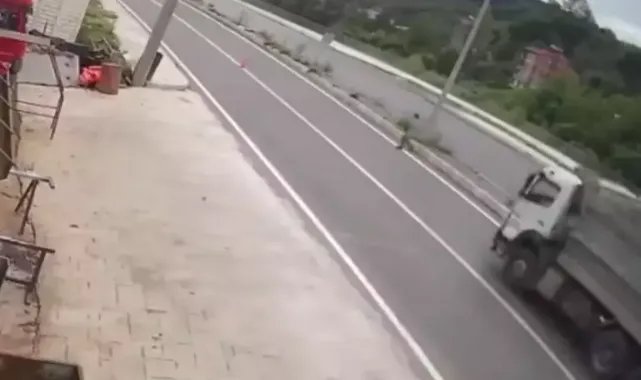 Yolun karşısına geçmek isterken hafriyat kamyonunun çarpmasıyla ağır yaralandı