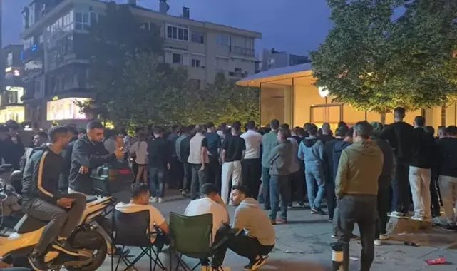 120 bin TL'lik telefon için, geceden kuyruğa girdiler