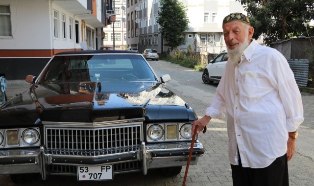 85 yaşındaki Rizeli Mustafa dede 1973 model klasik arabasına gözü gibi bakıyor