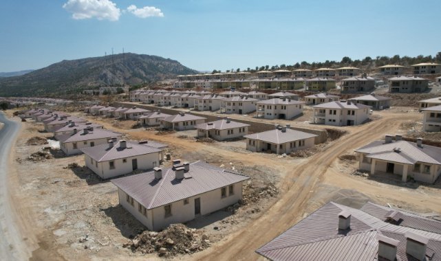 Adıyaman’da köy evleri sağlam zeminlerde yapılıyor